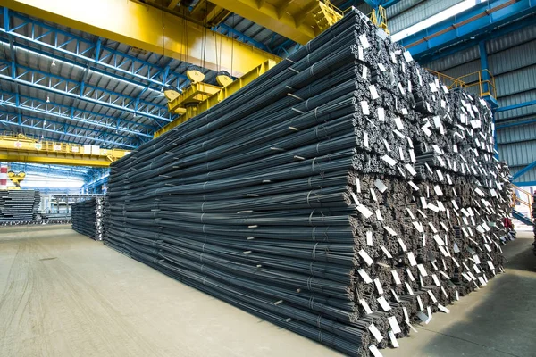 Çelik çubuklar veya beton güçlendirmek için kullanılan barlar. Makro ile sığ derinlik-in tarla.