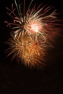 Siyah arkaplanda renkli havai fişekler