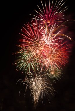 Siyah arkaplanda renkli havai fişekler