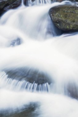 Closeup şelale, doğal arka plan.