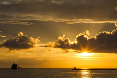 gün batımına doğru deniz
