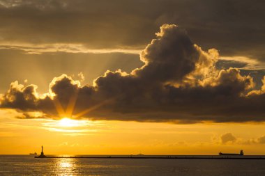 gün batımına doğru deniz