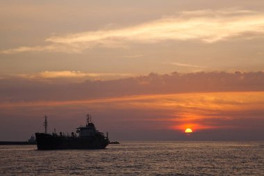 gün batımına doğru konteyner gemisi siluet denize sıfır