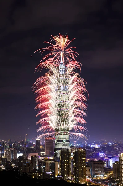 Taipei 101 binasında 2017 yeni yıl havai fişek ring.