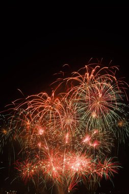 Siyah arkaplanda renkli havai fişekler