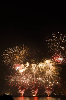 Siyah arkaplanda renkli havai fişekler