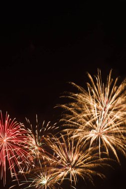 Siyah arkaplanda renkli havai fişekler