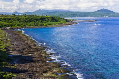 Kıyı resif ve mavi gökyüzü ile dalga 