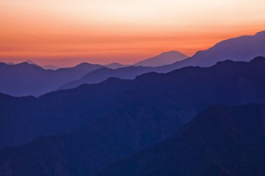 Dağlarda muhteşem bir gün batımı.