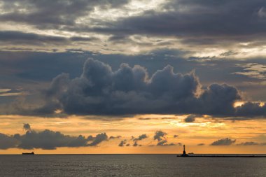 gün batımına doğru konteyner gemisi siluet denize sıfır