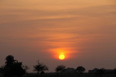 Ateşli turuncu günbatımı gökyüzü