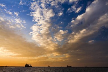 gün batımına doğru konteyner gemisi siluet denize sıfır