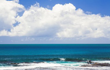 Mavi gökyüzü güney Tayvan ile dalga deniz