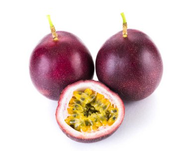 Tutku meyvesi beyaz arkaplanda izole