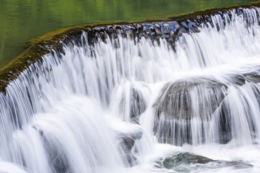 Closeup şelale, doğal arka plan
