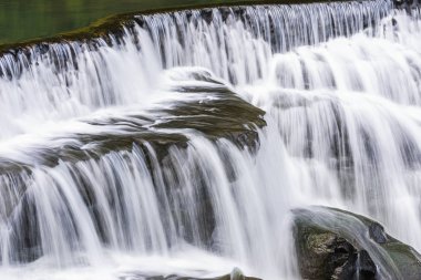 Closeup şelale, doğal arka plan