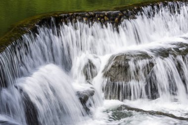 Closeup şelale, doğal arka plan