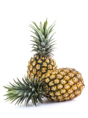 Beyaz arkaplanda ananas