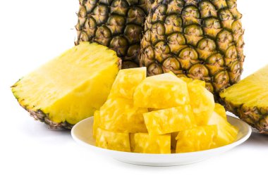 Dilim ananas beyaz çanak üzerinde