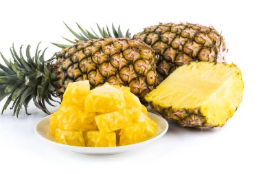 Dilim ananas beyaz çanak üzerinde