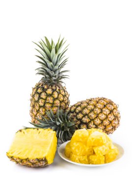 Dilim ananas beyaz çanak üzerinde