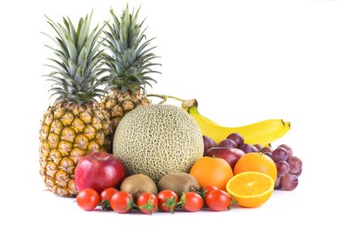 beyaz arkaplanda taze meyveler