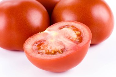 Beyaz zemin üzerine kırmızı parlak domates