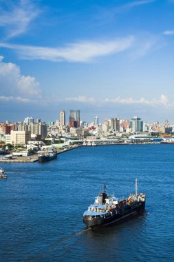 Konteyner gemisi limanda Kaohsiung, Tayvan.
