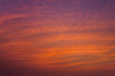 Ateşli turuncu günbatımı gökyüzü