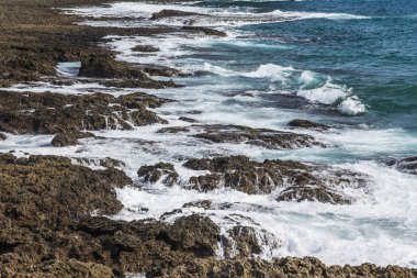 Kıyı resifi ve dalgası