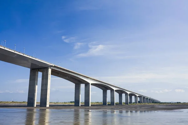 Viaducto Carretera Con Río Bajo — Foto de Stock