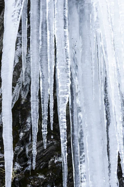 Κατεψυγμένο Πάγος Καταρράκτη Του Μπλε Παγάκια Στο Βράχο — Φωτογραφία Αρχείου
