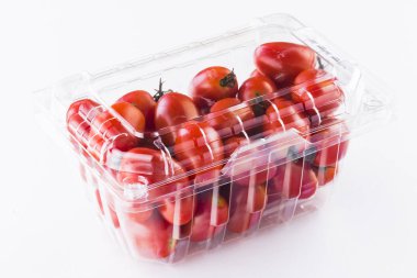 Beyaz arka planda izole edilmiş domatesler.