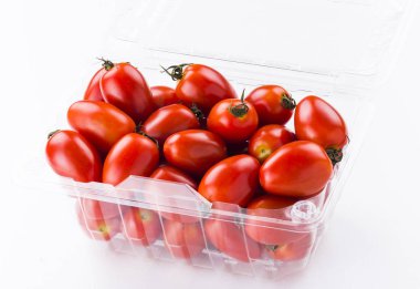 Beyaz arka planda izole edilmiş domatesler.