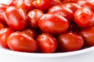 Beyaz arka planda izole edilmiş domatesler.