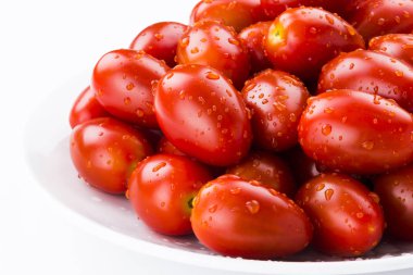 Beyaz arka planda izole edilmiş domatesler.