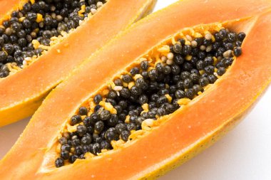 Olgun papaya yarısı beyaz arka plan üzerinde izole.