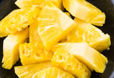 Dilim ananas beyaz çanak üzerinde