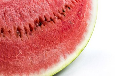 Beyaz arkaplanda izole edilmiş bir karpuz dilimi