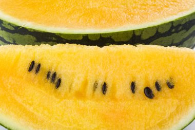 Beyaz bir arka planda izole sarı karpuz dilim