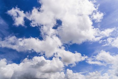 Bulutlu mavi gökyüzü