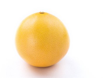 Beyaz arkaplanda taze greyfurt
