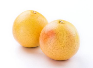 Beyaz arkaplanda taze greyfurt