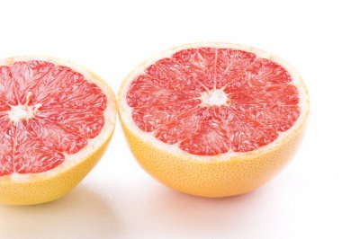 Beyaz arkaplanda taze greyfurt