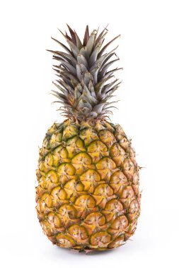 Dilim ananas beyaz çanak üzerinde