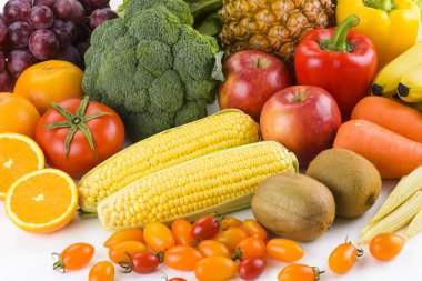 beyaz arka planda taze meyve ve sebzeler