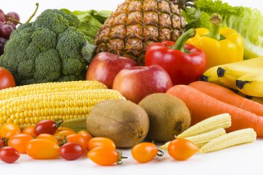 beyaz arka planda taze meyve ve sebzeler