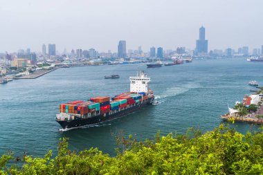 Konteyner gemisi limanda Kaohsiung, Tayvan.