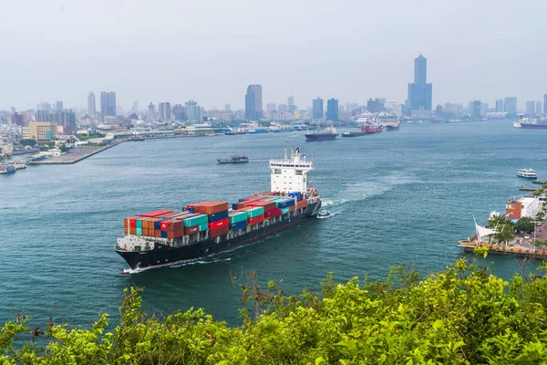 Konteyner gemisi limanda Kaohsiung, Tayvan.