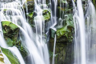 Closeup şelale, doğal arka plan